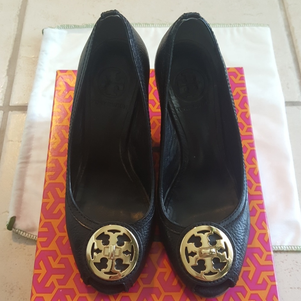 Tory Burch Selma Peep-Toe Logo (Black)